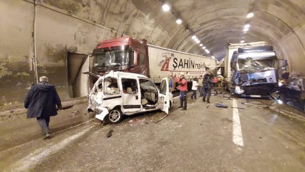 Bolu Dağı Tüneli'nde 18 araç çarpıştı: 30 yaralı - Yeniden