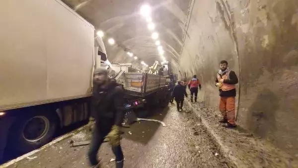 Bolu Dağı Tüneli'nde 18 araç çarpıştı: 30 yaralı - Yeniden