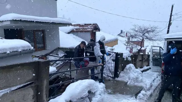 Çarşıdan dönen adam eşini asılı vaziyette meyyit buldu