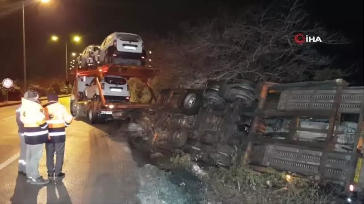 Cip yüklü tır buzlanan yolda devrildi, 4 araç hasar gördü