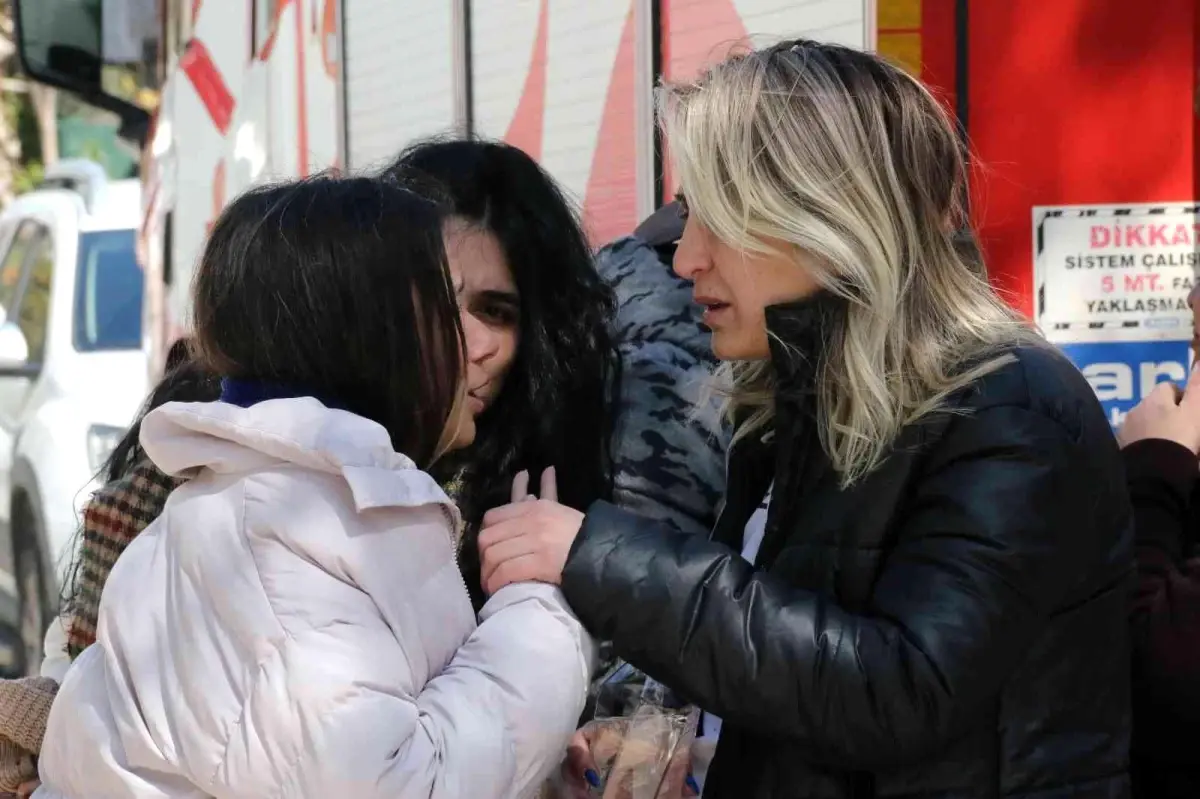 İtfaiye ekipleri küle dönen evde kalan 15 bin lirayı yangında zarar görmeden kurtardı