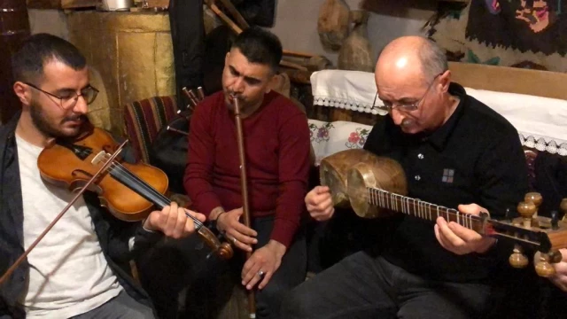 Kars'ta, tek yürek, 81 vücudu tek başı Çanakkale silinmeyen gözyaşı müzik dinletisi