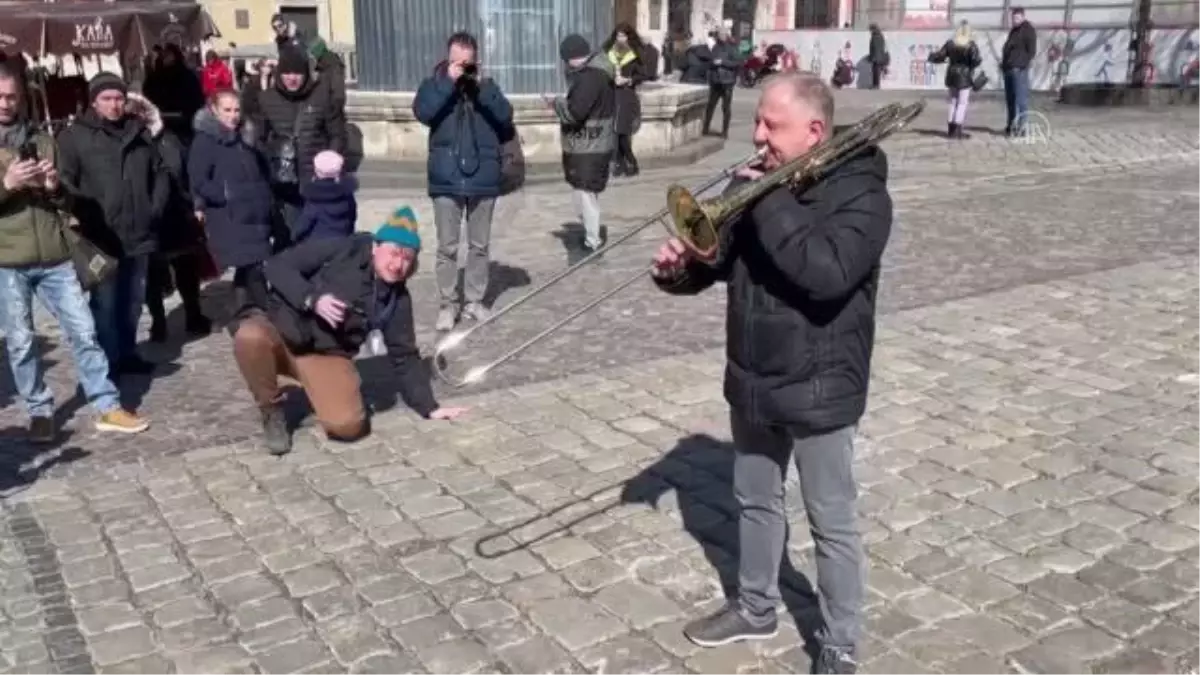 Luhansk'tan kaçan orkestra üyeleri Lviv'de