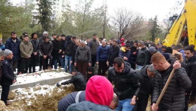 Kendi kına gecesine giden gelinin acı sonu! Araçların baş başa çarpıştığı kazada can verdi