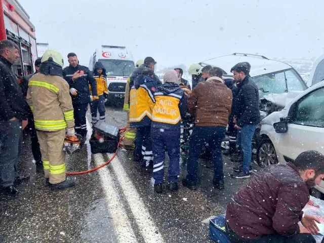 Mardin'de iki araç baş başa çarpıştı: 3 meyyit, 8 yaralı