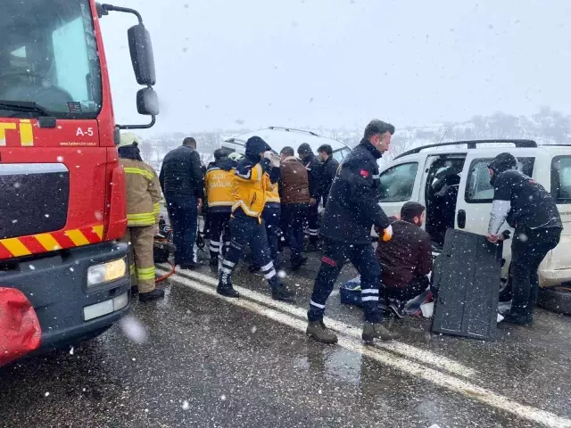 Mardin'de iki araç baş başa çarpıştı: 3 meyyit, 8 yaralı