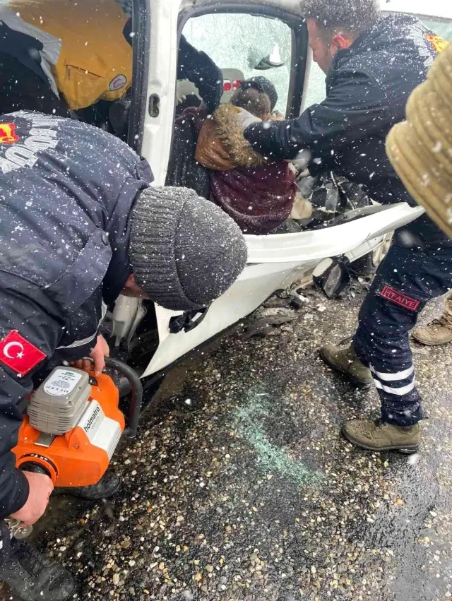 Mardin'de iki araç baş başa çarpıştı: 3 meyyit, 8 yaralı