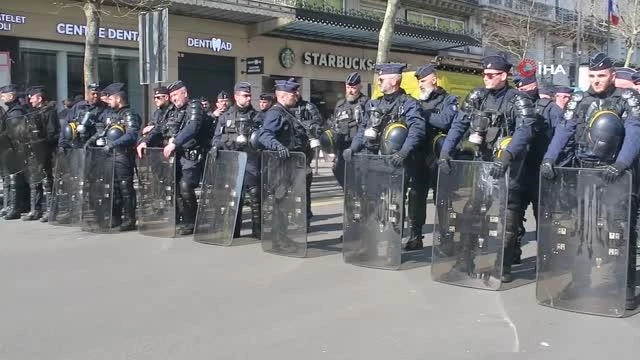 Paris'te ırkçılık tersi protesto düzenlendi