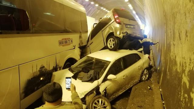 Son dakika! Bolu Dağı Tüneli'nde 18 aracın birbirine girdiği kazanın kamera imajları ortaya çıktı