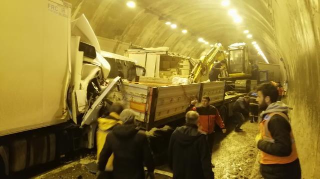 Son Dakika: Bolu Dağı Tüneli'nde zincirleme kaza! İstanbul yönüne ulaşım durdu