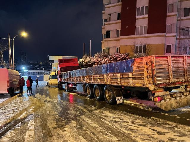 Buzlanma nedeniyle denetimden çıkan tır, minibüs ve ambulansa çarptı