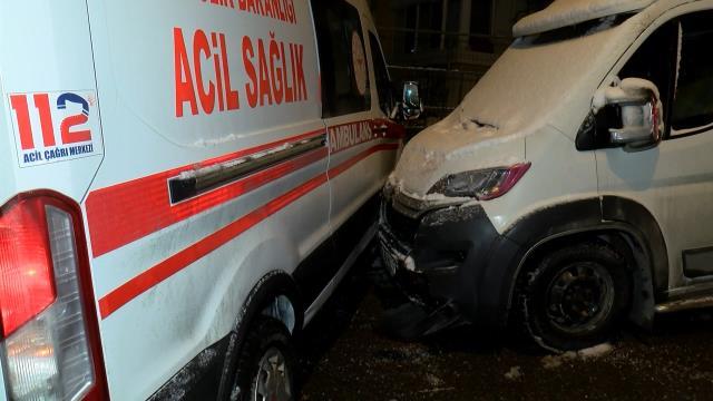 Buzlanma nedeniyle denetimden çıkan tır, minibüs ve ambulansa çarptı