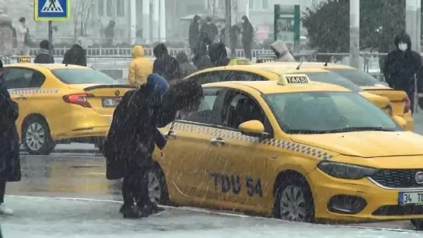 Sonunda bunu da yaptılar! Taksiciler, karda bekleyen vatandaşları götürmek için dudak uçuklatan paralar istedi