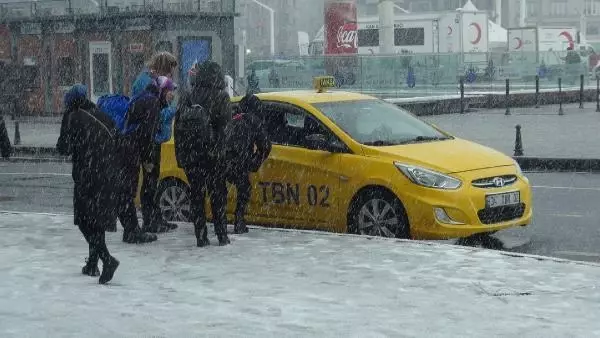 Sonunda bunu da yaptılar! Taksiciler, karda bekleyen vatandaşları götürmek için dudak uçuklatan paralar istedi