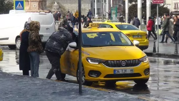 Sonunda bunu da yaptılar! Taksiciler, karda bekleyen vatandaşları götürmek için dudak uçuklatan paralar istedi