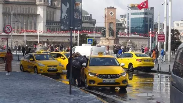 Sonunda bunu da yaptılar! Taksiciler, karda bekleyen vatandaşları götürmek için dudak uçuklatan paralar istedi