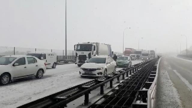 TEM'de kar nedeniyle zincirleme kaza! Yol trafiğe kapandı