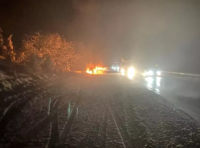 TEM otoyolunda otomobil alev alev yandı