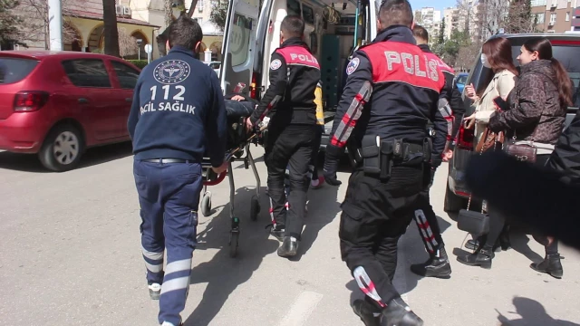 Adana'da lisanı boğazına kaçan bayan, polis gruplarının müdahalesiyle kurtuldu