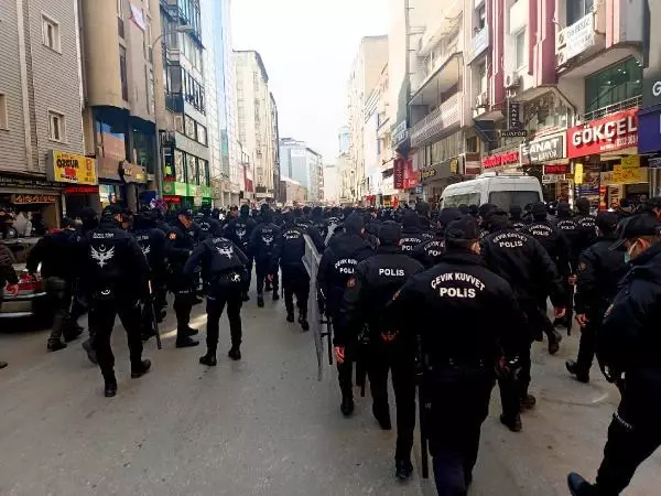 Son dakika... ALPARSLAN KUYTUL'UN DA ORTALARINDA BULUNDUĞU 'İZİNSİZ' YÜRÜYÜŞE POLİS MÜDAHALESİ