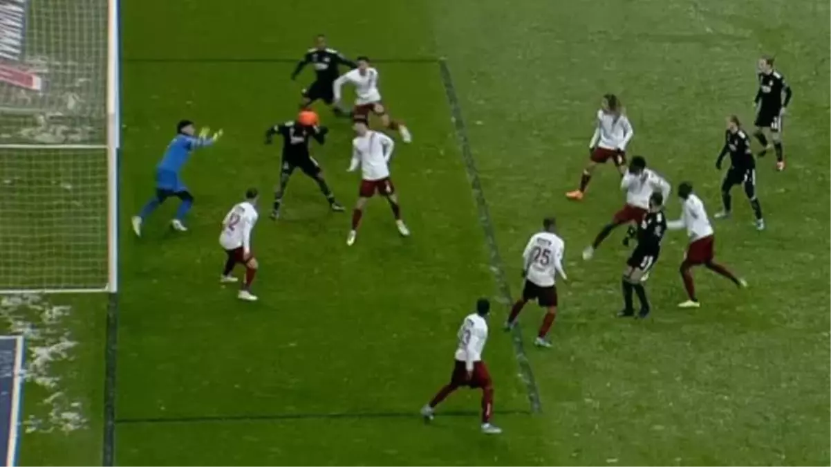 Bu pozisyonun izahı yok! Beşiktaş'ın forveti Batshuayi, beIN Sports spikerini bile çıldırttı