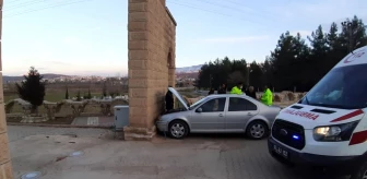 Duvara çarpan otomobildeki 2 kişi yaralandı
