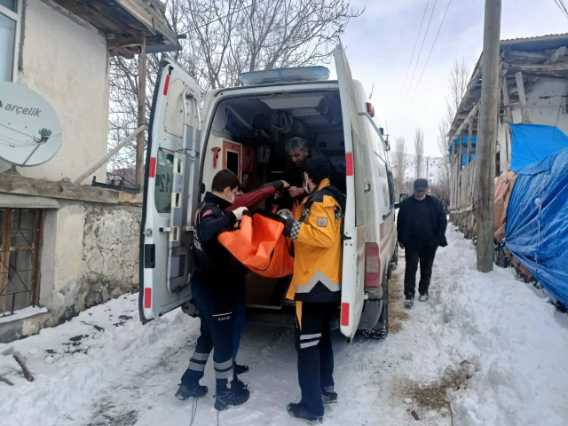 Karlı yolda kalan ambulans, belediye iş makinalarınca kurtarıldı