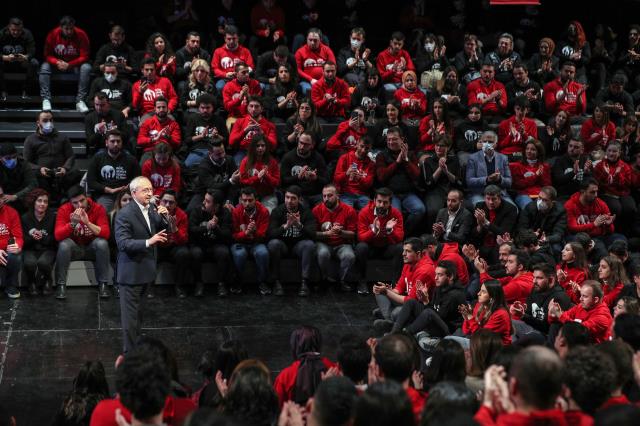 Gençlerle buluşan Kılıçdaroğlu'nun duygusal anları! Şarkıyı duyunca gözleri doldu