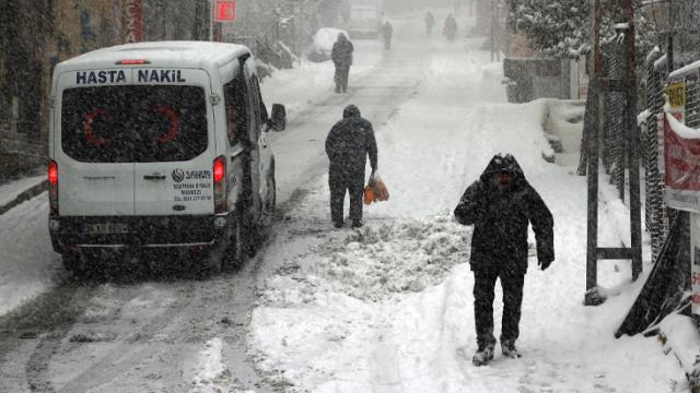Meteoroloji yeni raporu yayımladı! İstanbul'da kar yağışı saat 18.00'e kadar aralıklarla devam edecek