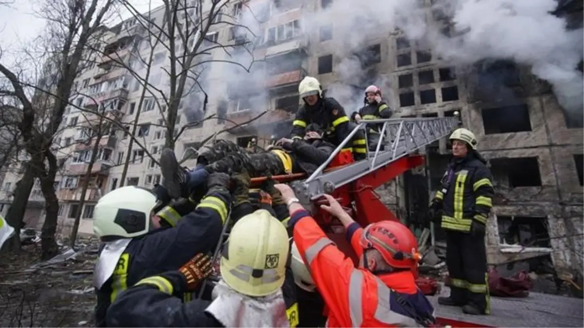 Rusya Mariupol'de 400 kişinin sığınak olarak kullandığı okulu vurdu! Enkaz altında kalanların durumu belirsizliğini koruyor