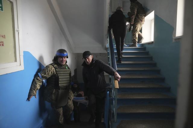 Rusya Mariupol'de 400 kişinin sığınak olarak kullandığı okulu vurdu! Enkaz altında kalanların durumu belirsizliğini koruyor