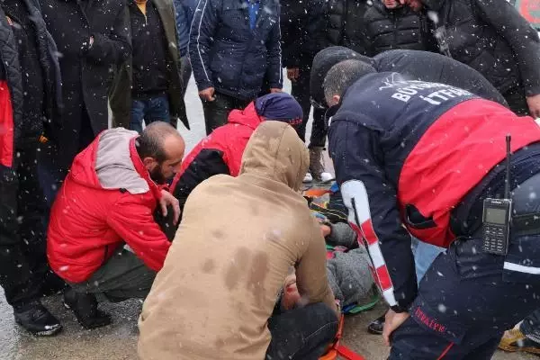 Van'da yolcu minibüsü, istinat duvarını aşıp devrildi: 12 yaralı