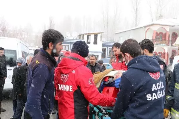 Van'da yolcu minibüsü, istinat duvarını aşıp devrildi: 12 yaralı