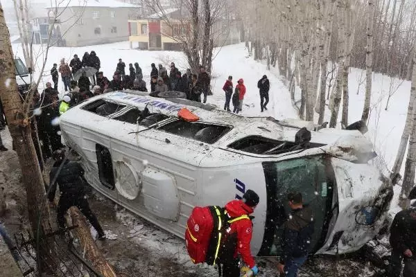 Van'da yolcu minibüsü, istinat duvarını aşıp devrildi: 12 yaralı