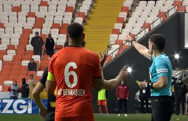 1. Lig'de hakem aynı futbolcuya 5 saniye içerisinde 3 kart gösterdi, gerçek sonradan ortaya çıktı