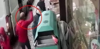 Alışveriş yapan annesini dükkanın önünde bekleyen çocuğa yumruklu saldırı kamerada