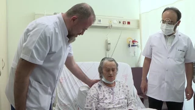 Aortu yırtılan emekli hemşire yapay damarla yaşama tutundu