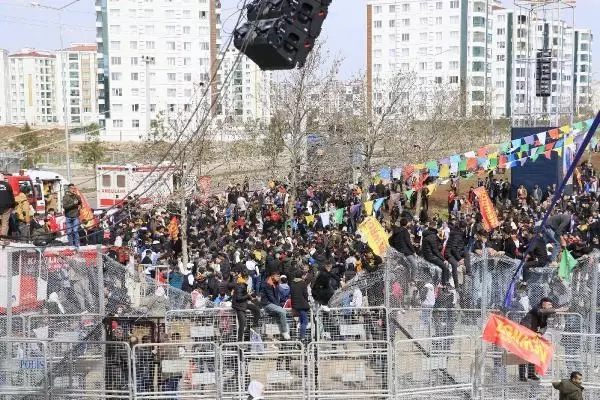 HDP'nin nevruz etkinliğinde ortalık karıştı! Terör örgütü lehine slogan atan çok sayıda kişi gözaltında