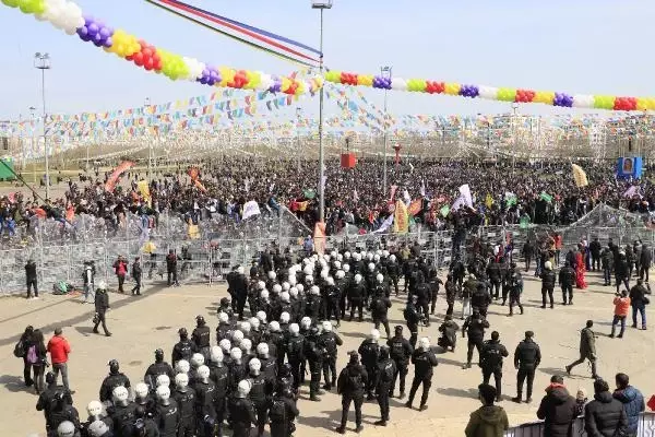 HDP'nin nevruz etkinliğinde ortalık karıştı! Terör örgütü lehine slogan atan çok sayıda kişi gözaltında