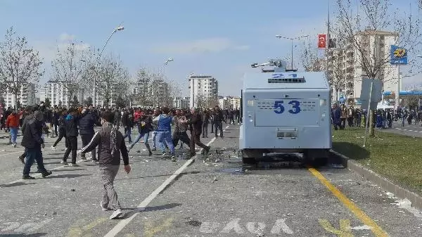 HDP'nin nevruz etkinliğinde ortalık karıştı! Terör örgütü lehine slogan atan çok sayıda kişi gözaltında