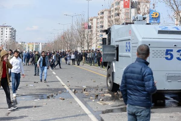 HDP'nin nevruz etkinliğinde ortalık karıştı! Terör örgütü lehine slogan atan çok sayıda kişi gözaltında