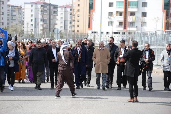 HDP'nin nevruz etkinliğinde ortalık karıştı! Terör örgütü lehine slogan atan çok sayıda kişi gözaltında