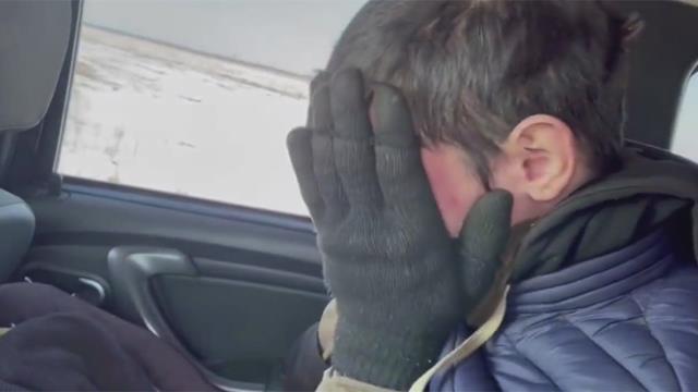 Esir Rus askeri silah arkadaşlarının Ukrayna'ya verdiği ziyanı görünce gözyaşlarını tutamadı