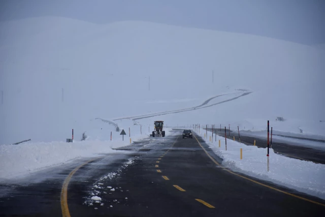 Kar ve tipi nedeniyle kapanan Kars-Iğdır kara yolu yeniden ulaşıma açıldı