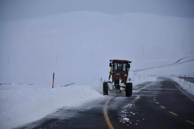 Kar ve tipi nedeniyle kapanan Kars-Iğdır kara yolu yeniden ulaşıma açıldı
