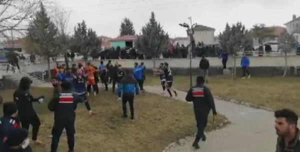 Konya'da amatör maçta arbede çıktı, maç tatil edildi (YENİDEN)