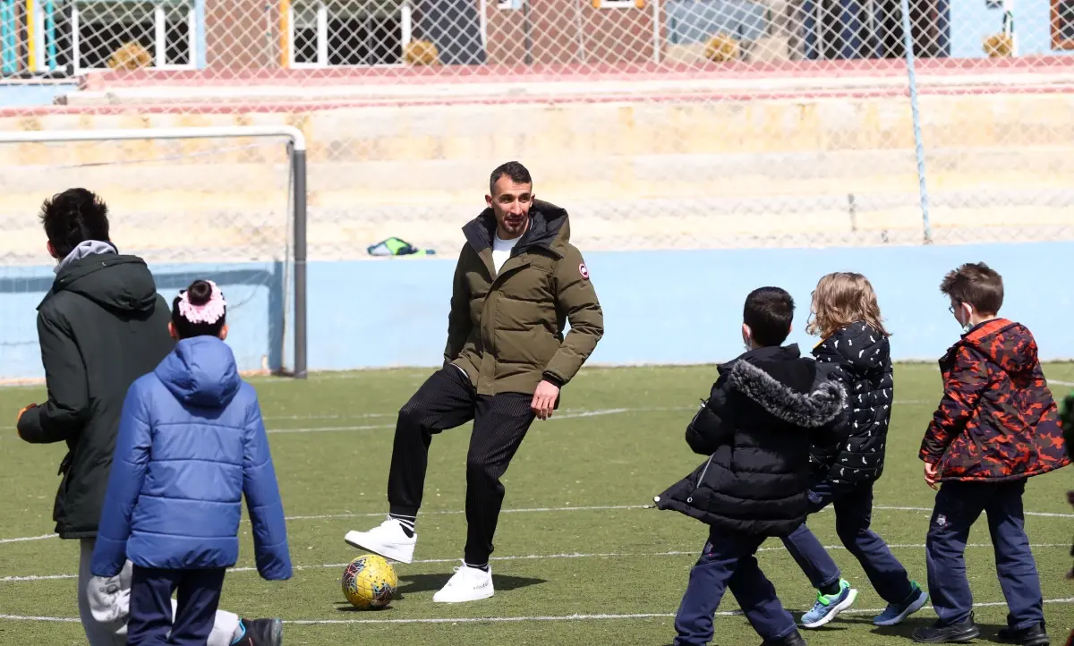 Mehmet Topal ve Şener Özbayraklı'dan sokak hayvanları için mama bağışı
