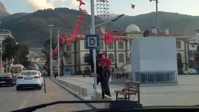 Yoldan geçerken yerde Türk bayrağı gören patenli gençlerin hassasiyeti duygulandırdı