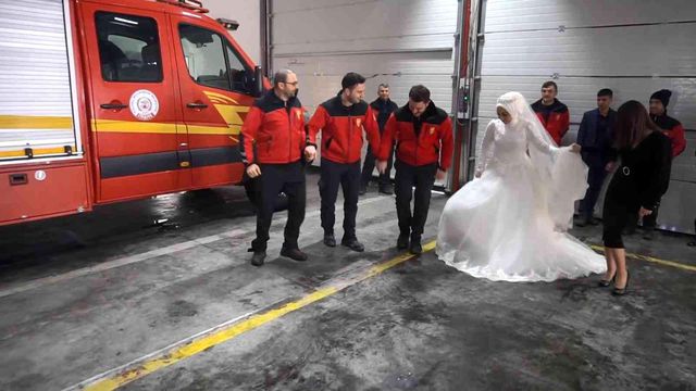 arkadaslari icin gelinlik ve damatlikla itfai 5 14812470 o