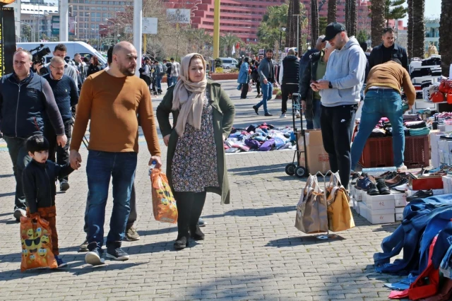 Nevruz Bayramı'nda Antalya'ya akın eden İranlılar, soluğu beş yıldızlı sokak pazarında alıyor